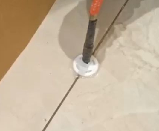 芙蓉瓷砖空鼓维修公司专业解答瓷砖在铺贴过程中，如果没有涂抹均匀到位的粘结材料（如水泥砂浆或瓷砖胶），可能会导致以下问题