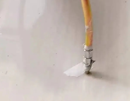 芙蓉瓷砖空鼓维修公司专业解答在瓷砖铺贴过程中，如果使用的砂料过粗（如全部使用了粗砂），可能会导致以下问题