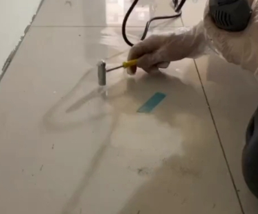 芙蓉瓷砖开裂维修公司专业分享瓷砖在铺贴前如果没有沥干水分，将会导致以下问题